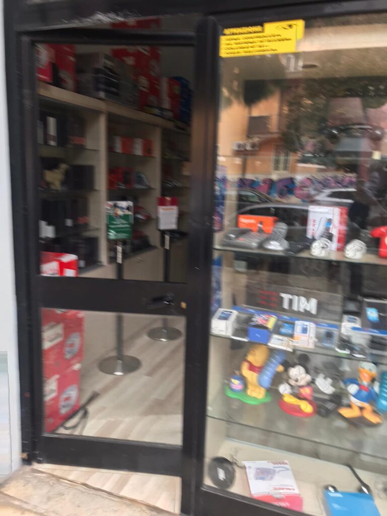 Foggia, continua l'assalto agli esercizi commerciali: svaligiato in pieno giorno il negozio Tim in viale Di Vittorio. Asportata molta merce 1 120611261 4477186698989263 3052554106782758532 n