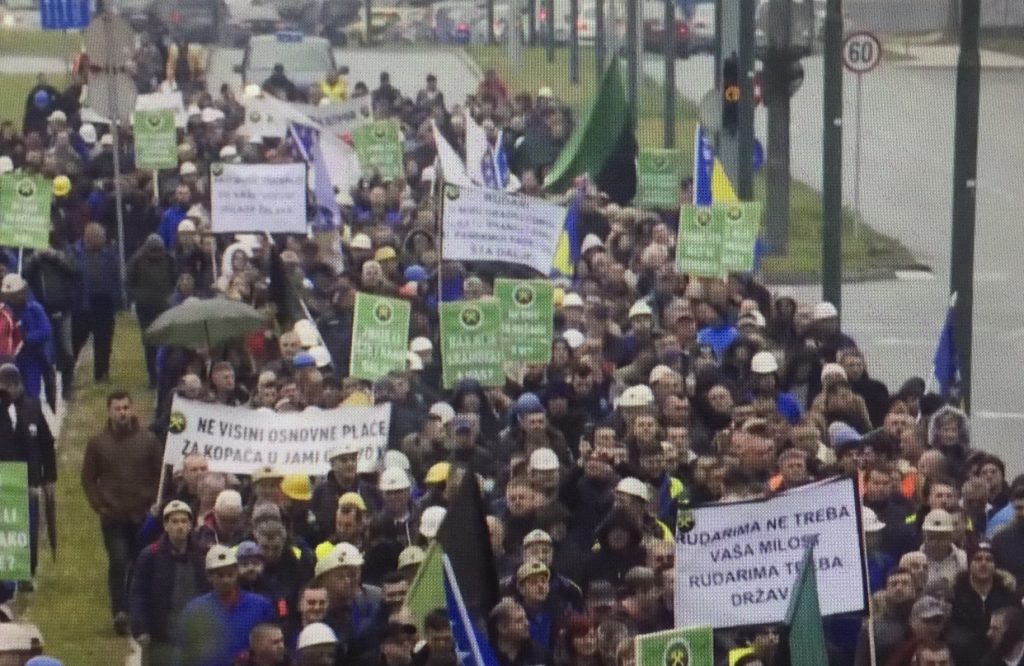 Bosnia: migliaia di minatori in sciopero contro la prevista chiusura delle miniere di carbone 1 2A5549F2 C707 4D60 9B4A 134B1DBE451F