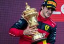 Ferrari 🏎:Sainz prende il trofeo vittoriano d’oro vinto dal più grande. Hamilton e Checo si congratulano  per la vittoria spagnola.