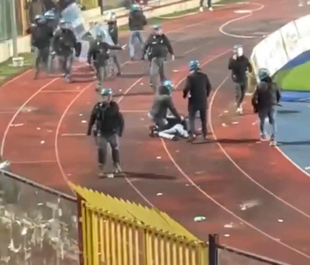 Youfoggiasport:Scontri tra le tifoserie con un risultato disdicevole,tre poliziotti e tre tifosi feriti 1 A7AAE595 88ED 4D7C BB4E C3B40173127F