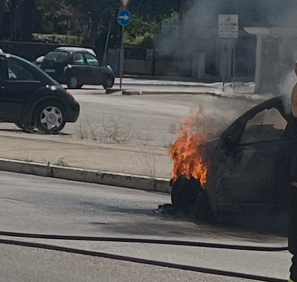 Foggia:Citroen distrutta da un violento incendio: paura davanti a una palazzina di via Gandhi 1 E1ED663B A5F8 4878 8283 52FFB8E80640