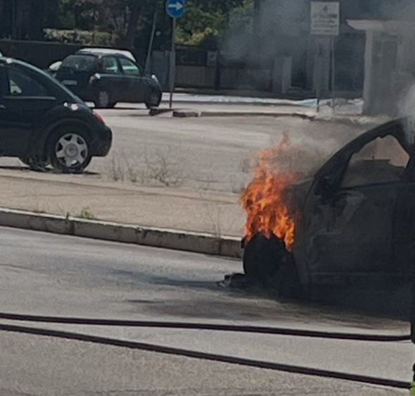 Foggia:Citroen distrutta da un violento incendio: paura davanti a una palazzina di via Gandhi 2 image 47