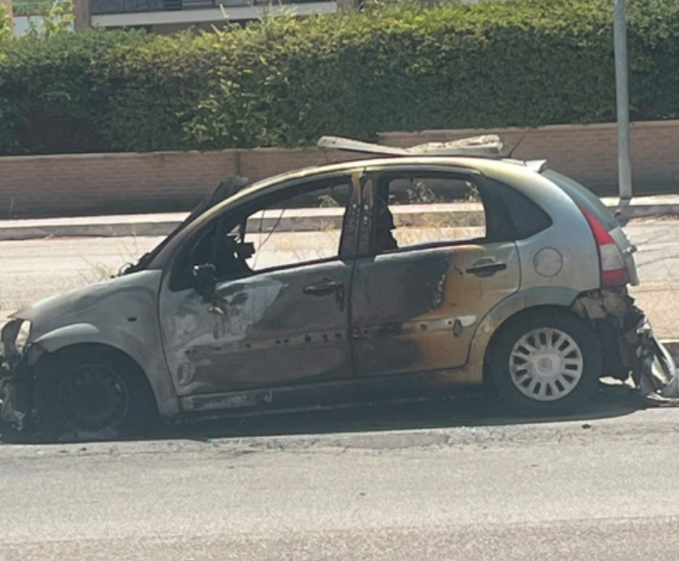 Foggia:Citroen distrutta da un violento incendio: paura davanti a una palazzina di via Gandhi 3 image 48