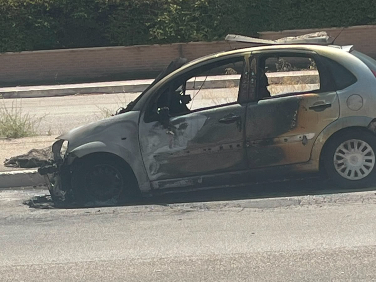 Foggia:Citroen distrutta da un violento incendio: paura davanti a una palazzina di via Gandhi 4 image 49