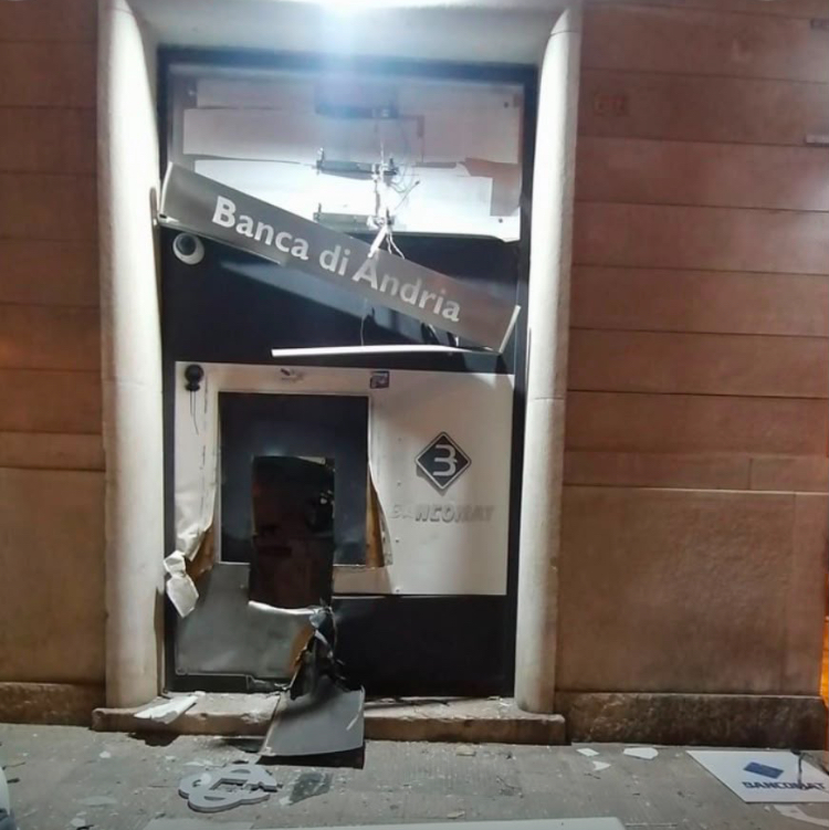 Andria(BT): Bancomat chiusi dopo le 17, i timori dei cittadini diventano realtà «E adesso come facciamo?» 1 752F562D 463F 4091 BF7B D68EC6549868