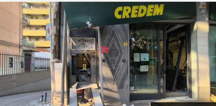 Cerignola:Assalto al bancomat Credem la banda della “marmotta” torna in azione. Colpo fallito, filiale devastata 1 D3EBB0C6 6A97 4886 BEF2 95FE50E67529