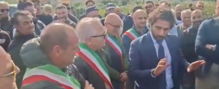 Gargano:Protesta contro il caro gasolio in Capitanata, il Questore Fabbrocini incontra i manifestanti dialogo sul campo nel momento della tensione Gargano:Protesta contro il caro gasolio in Capitanata, il Questore Fabbrocini incontra i manifestanti dialogo sul campo nel momento della tensione