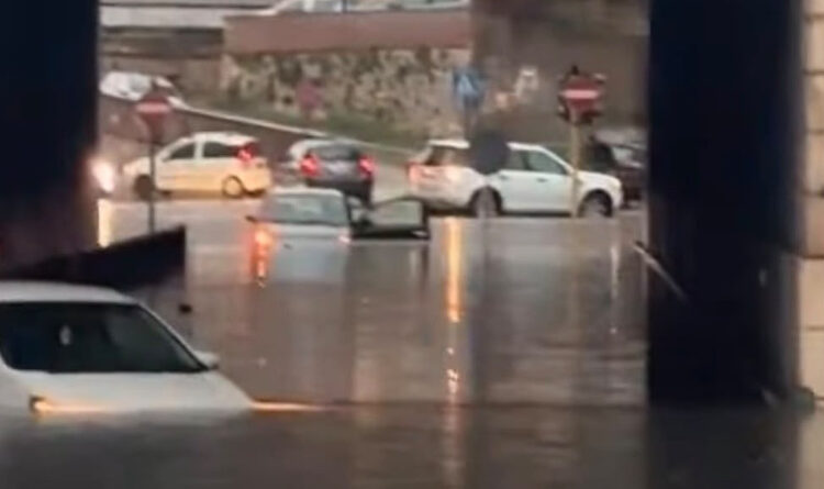 Foggia:Violenta bomba d’acqua sulla città strade allagate e traffico in tilt. Acqua fino a 30 centimetri Foggia:Violenta bomba d’acqua sulla città strade allagate e traffico in tilt. Acqua fino a 30 centimetri