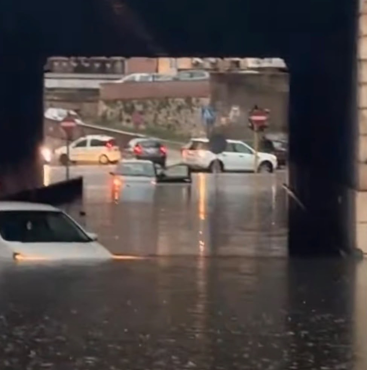 Foggia:Violenta bomba d’acqua sulla città strade allagate e traffico in tilt. Acqua fino a 30 centimetri 1 8F16E8A2 3DC3 4A05 A209 8E5E24A3B704
