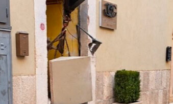 Assalto a una gioielleria a Stornarella: escavatore e auto di grossa cilindrata per tentare il colpo. Ingenti i danni