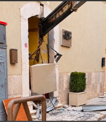 Assalto a una gioielleria a Stornarella: escavatore e auto di grossa cilindrata per tentare il colpo. Ingenti i danni