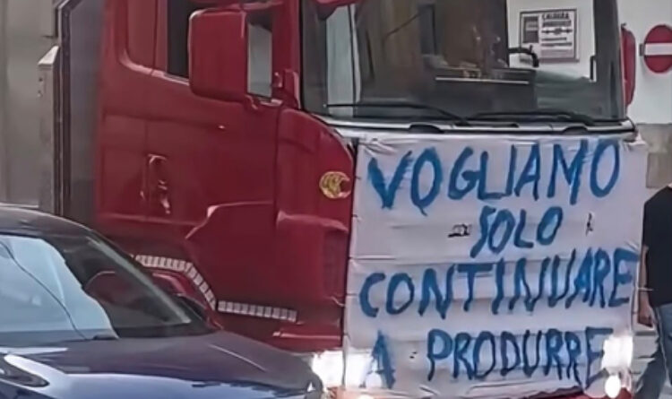 Caro carburanti, la protesta dei Tir non si ferma il Sud Italia in rivolta, mobilitazioni a oltranza in attesa di risposte Caro carburanti, la protesta dei Tir non si ferma il Sud Italia in rivolta, mobilitazioni a oltranza in attesa di risposte