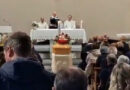Bari si stringe attorno ad Antonio Decaro per l’ultimo saluto al padre Giovanni. Chiesa gremita e tanta commozione Bari si stringe attorno ad Antonio Decaro per l’ultimo saluto al padre Giovanni. Chiesa gremita e tanta commozione