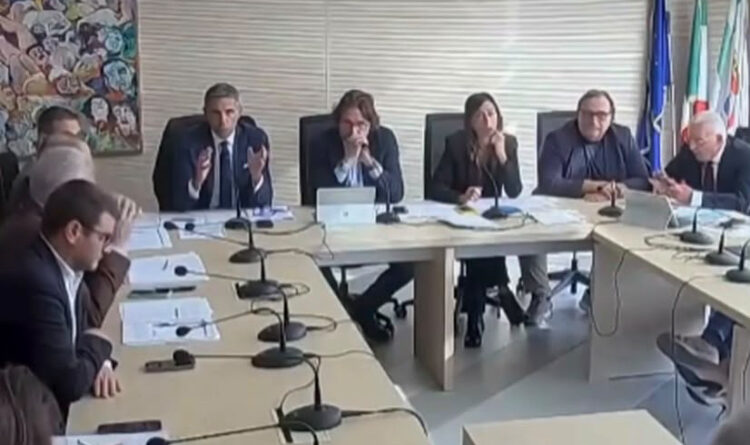 Puglia:Sanità pugliese, scontro in Commissione scintille tra Pagliaro e Pentassuglia. Seduta sospesa e insulti dopo lo stop