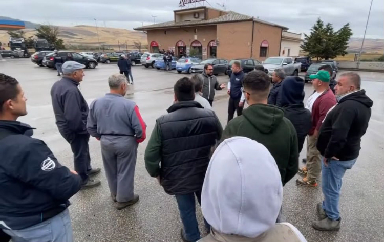 Basilicata:Caro carburante, gli autotrasportatori lucani alzano la voce «tutto bloccato». La protesta di chi lotta per sopravvivere 3 image 14