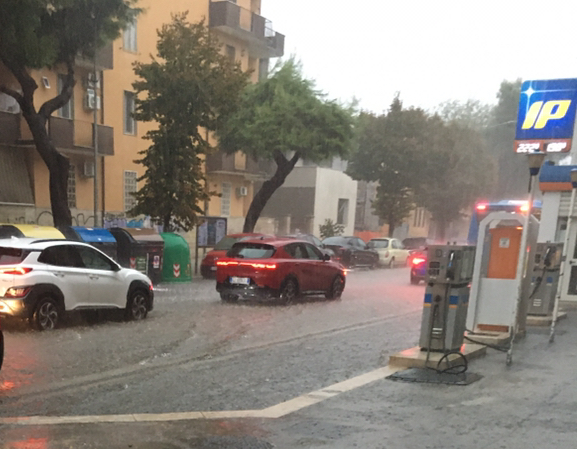 Foggia:Violenta bomba d’acqua sulla città strade allagate e traffico in tilt. Acqua fino a 30 centimetri 3 image 21