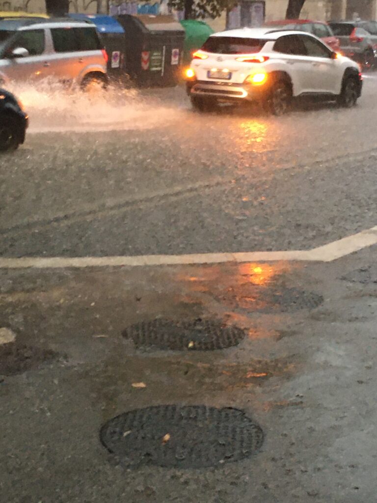 Foggia:Violenta bomba d’acqua sulla città strade allagate e traffico in tilt. Acqua fino a 30 centimetri 4 image 22