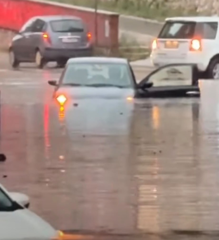 Foggia:Violenta bomba d’acqua sulla città strade allagate e traffico in tilt. Acqua fino a 30 centimetri 5 image 23