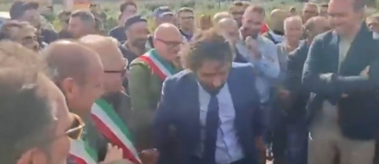 Gargano:Protesta contro il caro gasolio in Capitanata, il Questore Fabbrocini incontra i manifestanti dialogo sul campo nel momento della tensione 2 image 30