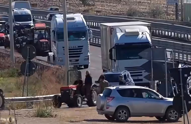 Caro carburanti, la protesta dei Tir non si ferma il Sud Italia in rivolta, mobilitazioni a oltranza in attesa di risposte 3 image 42