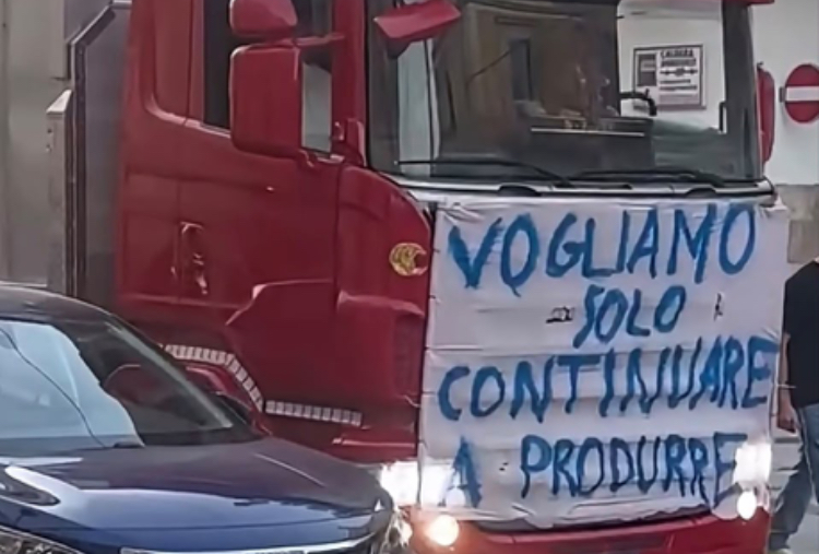 Caro carburanti, la protesta dei Tir non si ferma il Sud Italia in rivolta, mobilitazioni a oltranza in attesa di risposte 4 image 43